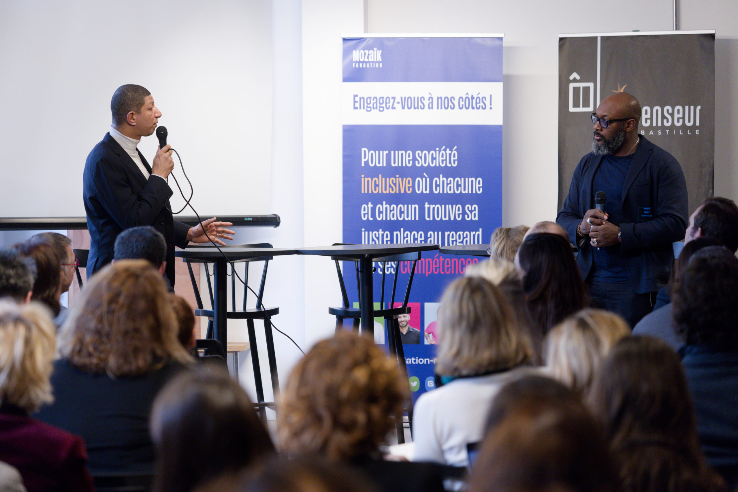 Photos de deux personnes parlant au micro