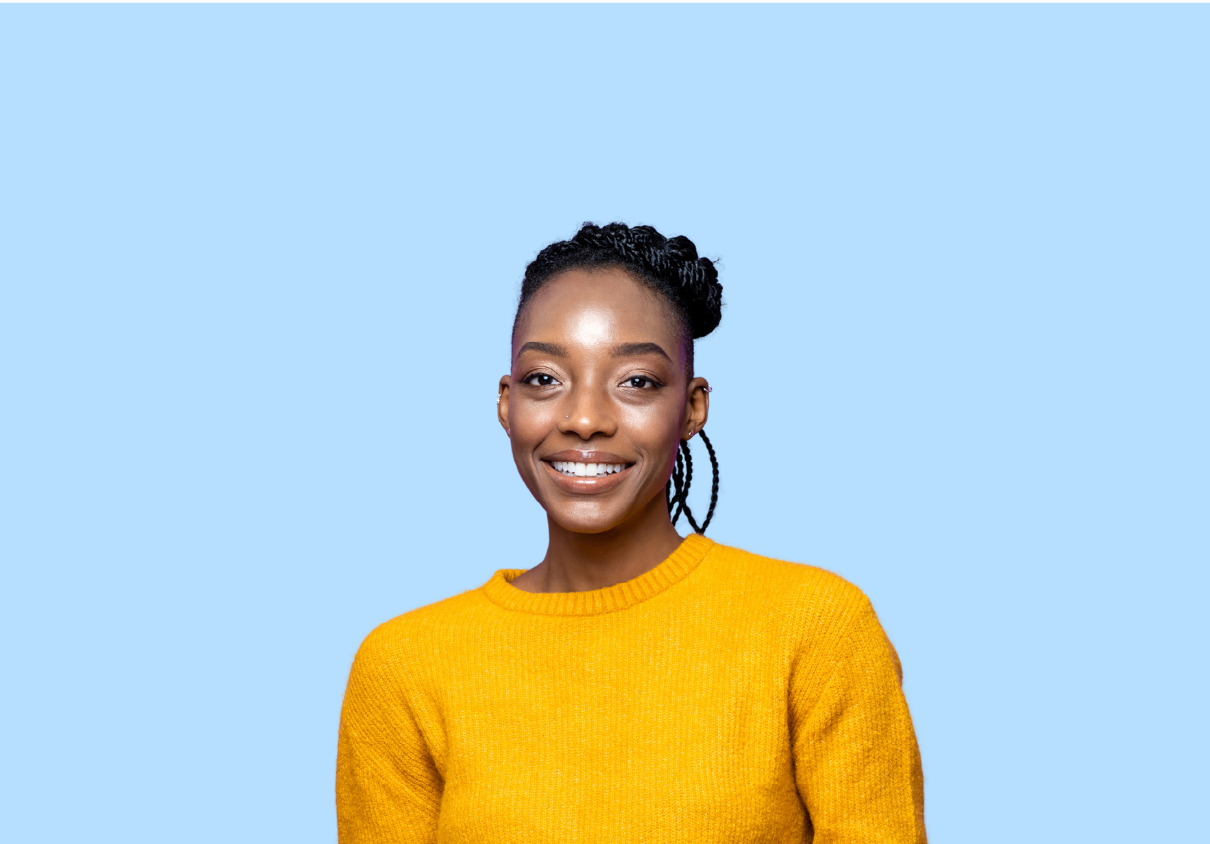 Image décorative d'une jeune femme souriante portant un t-shirt jaune sur un fond bleu ciel.