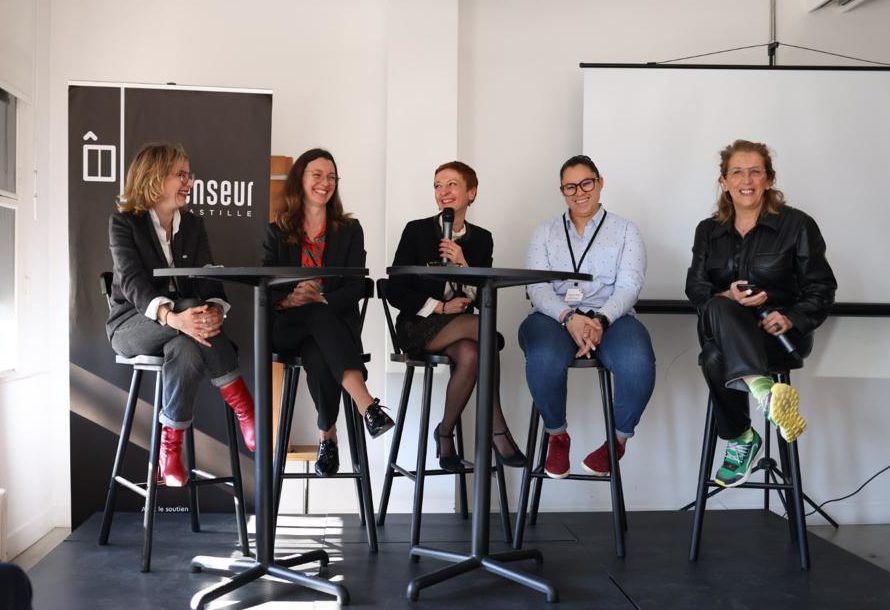 Photo d'une table ronde avec 5 personnes assises