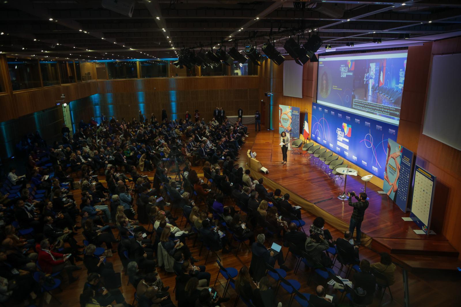 Image décorative de l'assemblée présente au premier Sommet de l'inclusion économique.