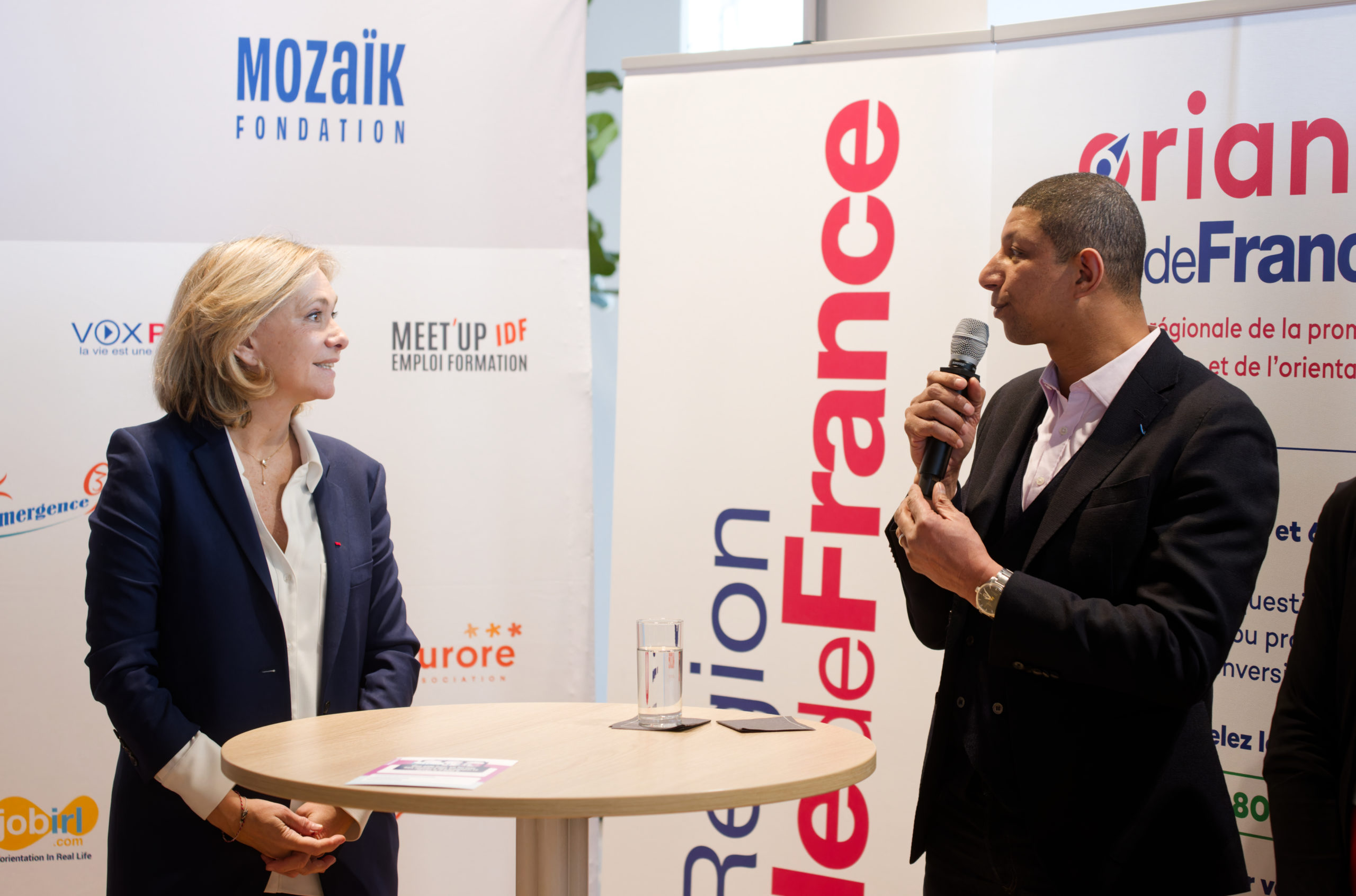 Photo de représentative de Saïd HAMMOUCHE discutant avec Valérie PECRESSE, présidente de la Région Île de France lors du Meet'Up.