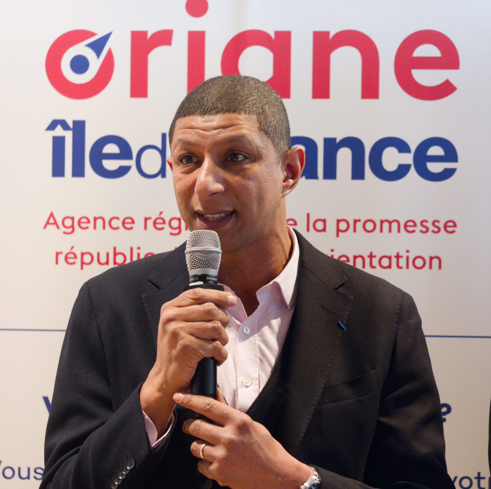 Photo portrait de Saïd HAMMOUCHE, président de la Fondation Mozaïk, prenant la parole lors du Meet'Up.