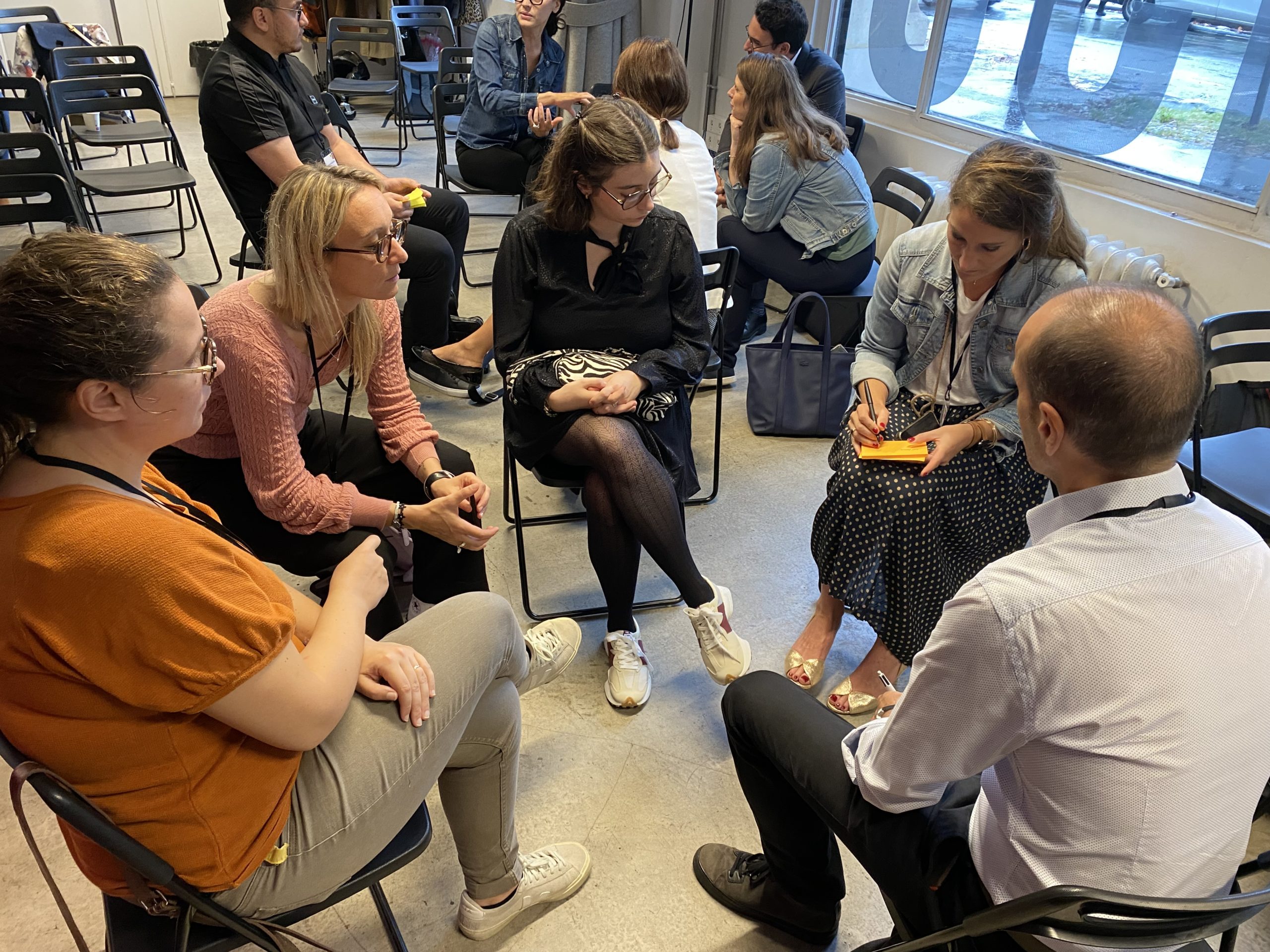 Photo de personnes assises en cercle et discutant