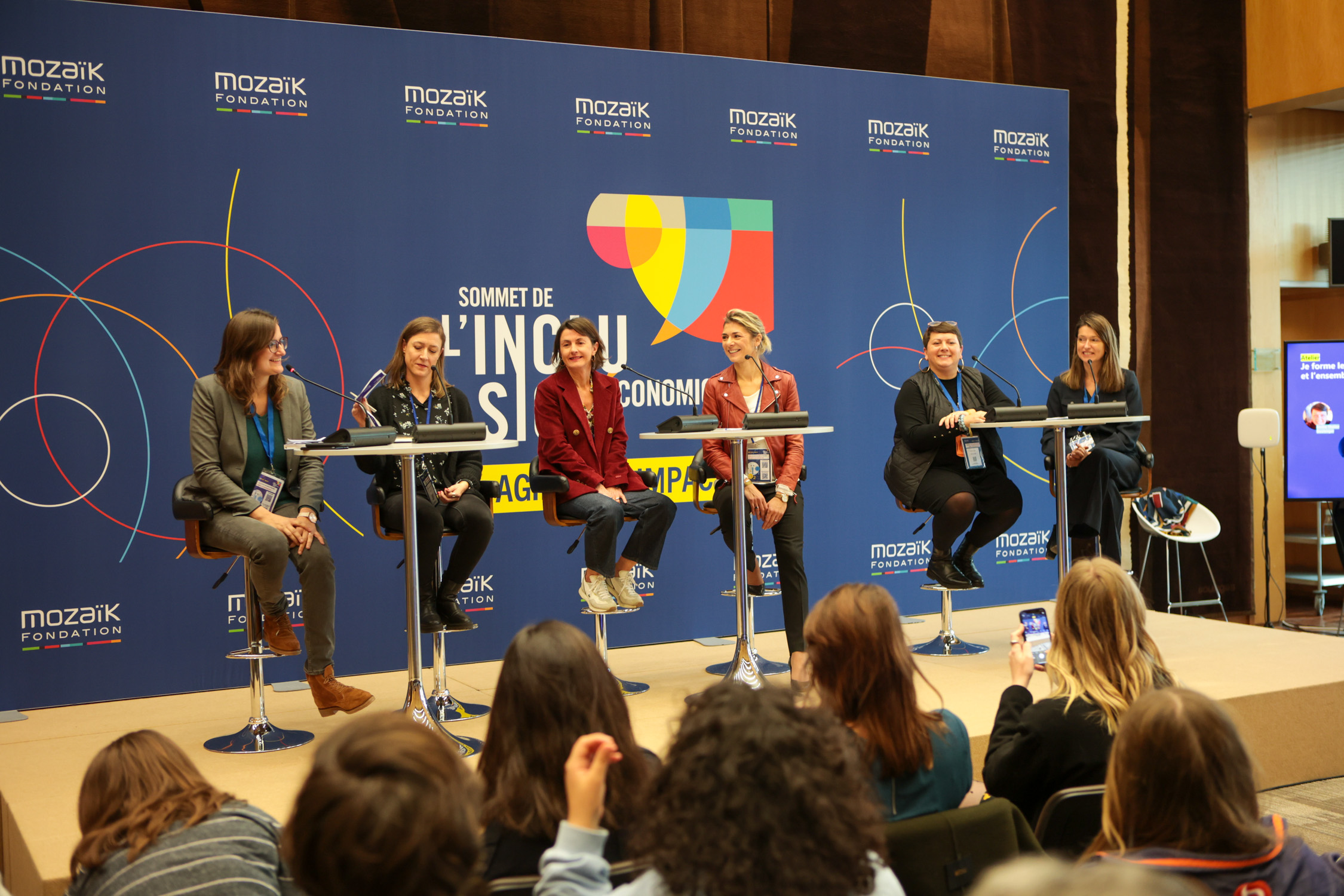 Image décorative d'une intervention sur scène au Sommet de l'inclusion économique.