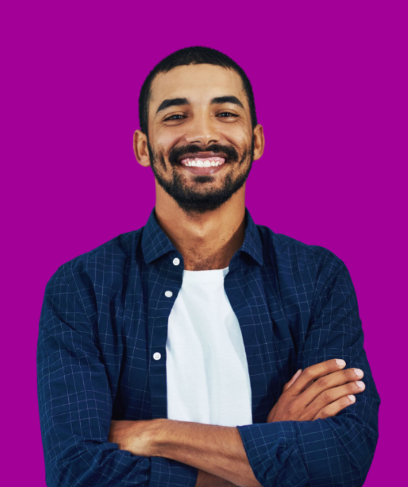 Image décorative d'un jeune homme métisse portant un t-shirt blanc et une chemise quadrillé, sur un fond violet.