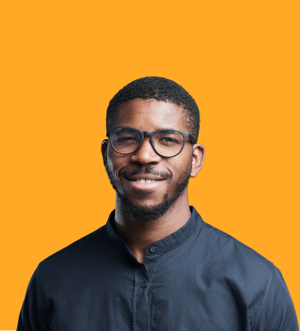 Image décorative d'un jeune homme portant des lunettes, avec t-shirt bleu sur un fond orange.