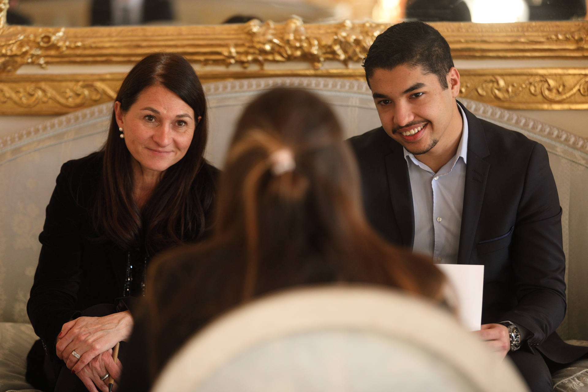 Image décorative de deux personnes discutant avec une femme.