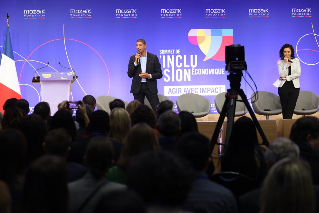 Photo représentative de Saïd Hammouche s'exprimant sur scène lors du Sommet de l'inclusion économique 2022 à Bercy.