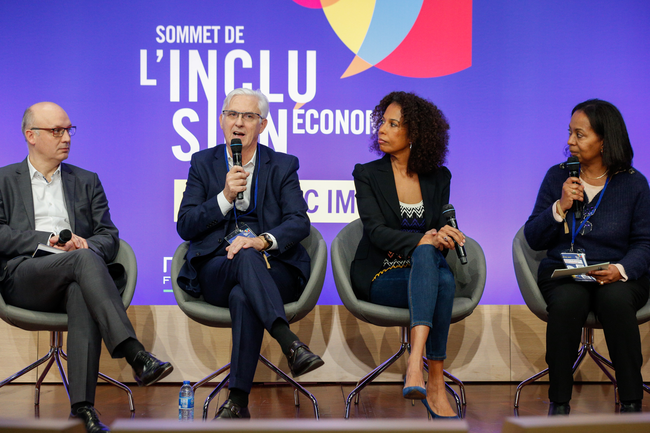 Image décorative d'une conférence lors du Sommet de l'inclusion économique 2022 à Bercy.