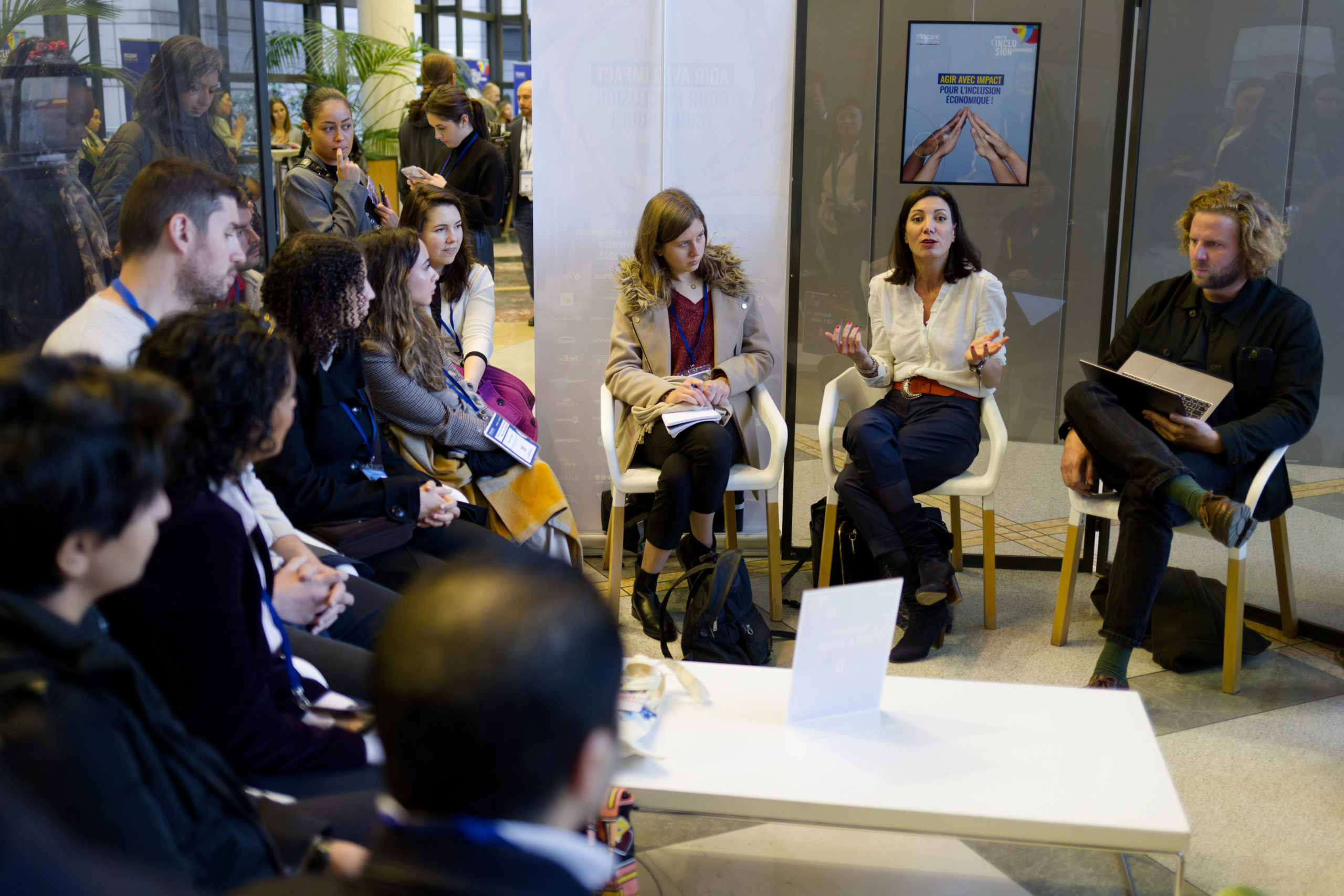 Image décorative d'un échange CEO-Talents lors du Sommet de l'inclusion économique 2022 à Bercy.