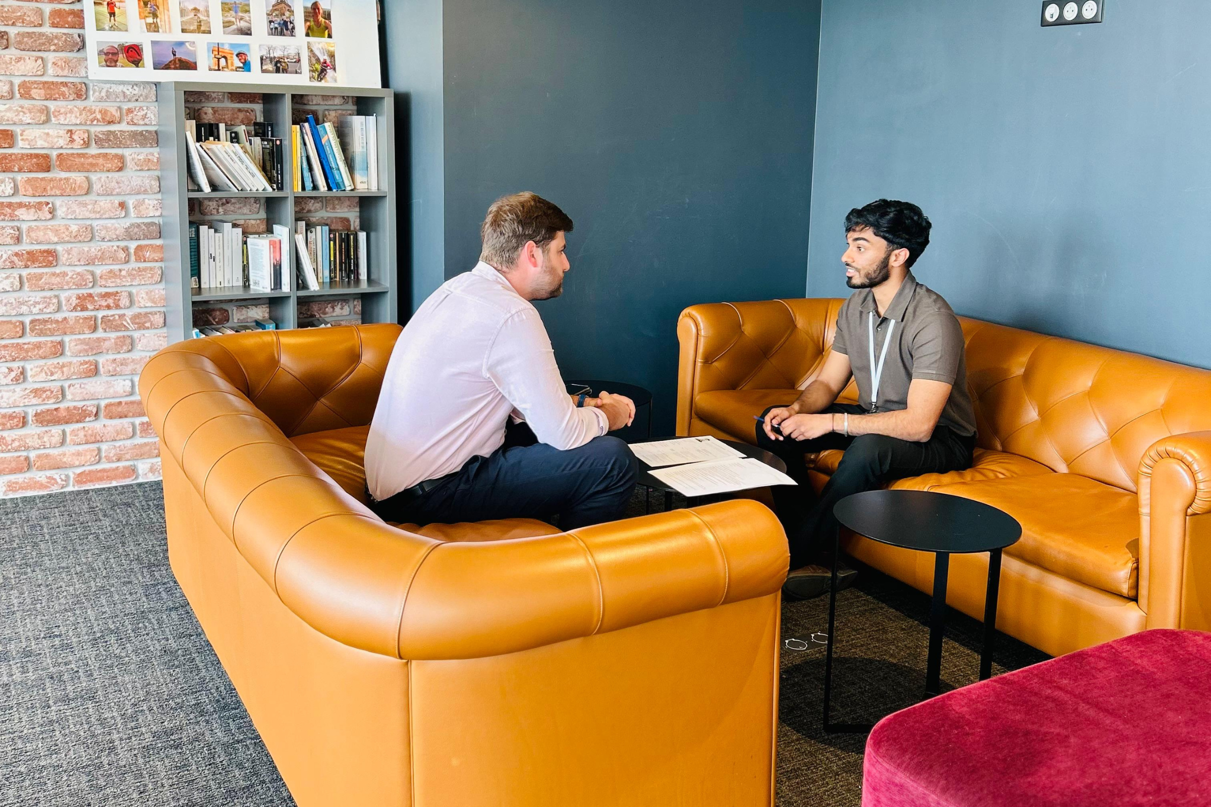 Candidat avec recruteur dans des fauteuils pendant Propulsion