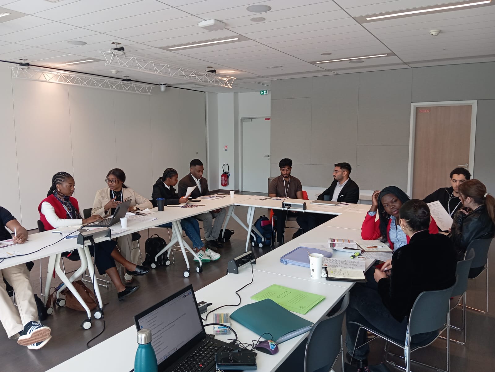 Candidats autour d'une table pendant le programme Propulsion
