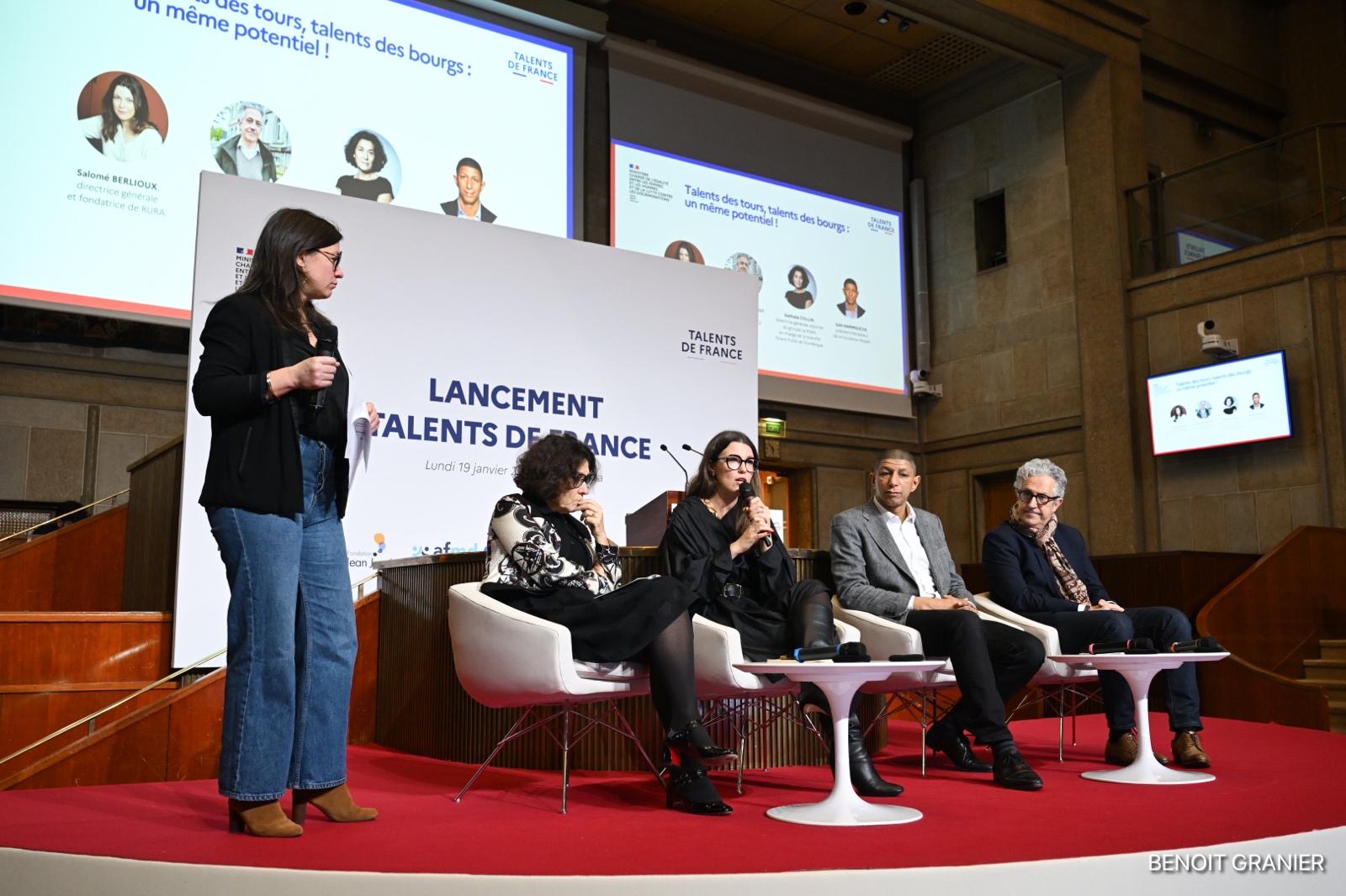 Personnes assises pour la table ronde de Lancement Talents de France